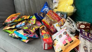 Первое видео: пробую разные сладости. Часть 1