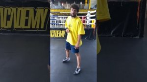 Урок бокса. Техника выполнения уклона, защитного дейс?