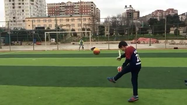 кручёный удар и наклбол в одном видео замедленная сьё?