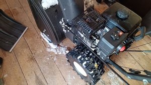 Хлопки в глушитель на снегоуборщике.