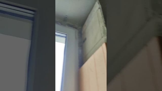 Обучаю рабочих утеплять оконные откосы в квартире, да?