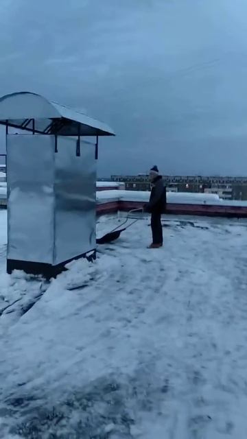 Уборка снега с крыши смотреть онлайн