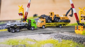 Игрушечная железная дорога. Играем в машинки и железную дорогу вместе. Детям