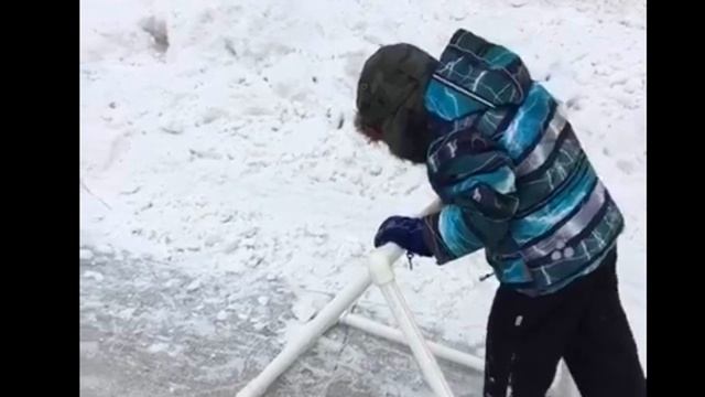 //УПОРНЫЙ МАЛЬЧИК УЧИТСЯ КАТАТЬСЯ НА КОНЬКАХ// смотреть онлайн