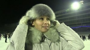 Парень делает предложение девушке на катке Стадион 'Т?