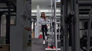 Румынская тяга на одной ноге в смите.