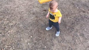 Малыш съел песок