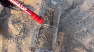 Чистка пляжного песка от мусора и потерянных вещей