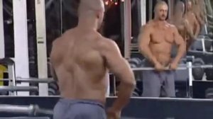 Тяга штанги к подбородку в положении стоя