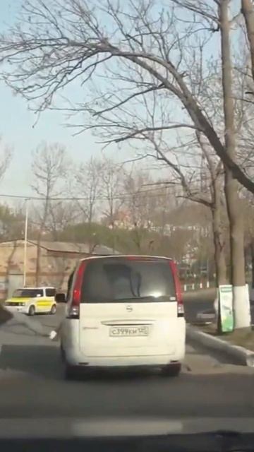 Злой мужик выбежал из машины с топором в руках! #shorts смотреть онлайн