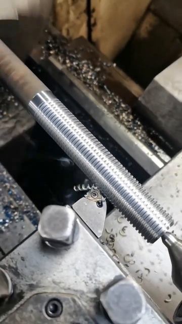 нарезание резьбы на шпильке #machine #токарные_работы #cnc #? смотреть онлайн