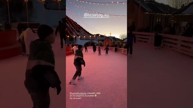 СЕГОДНЯ ЗАНОВО 🥰УЧУСЬ ВСТАВАТЬ НА КОНЬКИ 😍