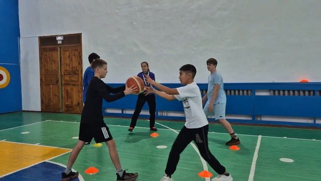 передачи мяча на месте с поворотами смотреть онлайн