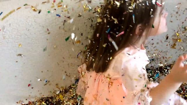 Все в конфетти!Эффектно! Шоу начинается!The whole bed in confetti! The show begins !