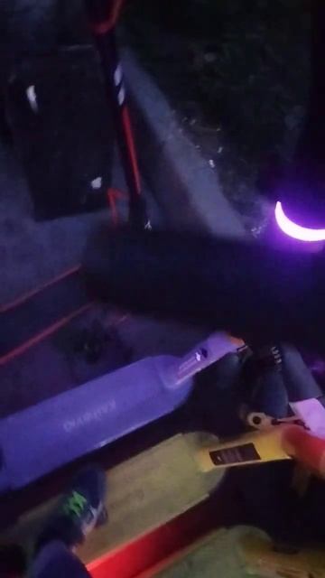 Поздно вечером трудно взять самокат в аренду. смотреть онлайн