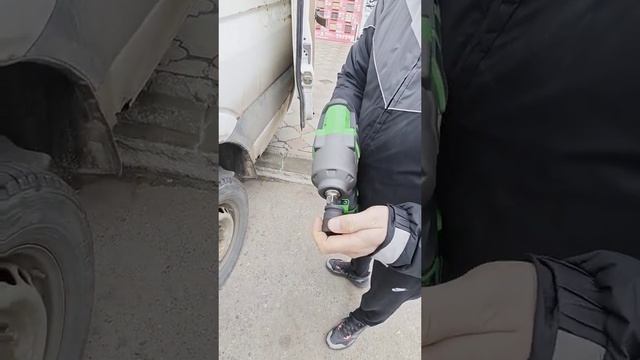 Тест гайковёрта Ruiba 818,1300Nm,квадрат 1/2.Гайковерт бомба!!С смотреть онлайн