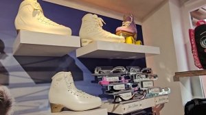 ВЛОГ Покупаем ПЕРВЫЕ ПРОФЕССИОНАЛЬНЫЕ КОНЬКИ для ФИГ?