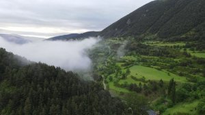 Красивое видео гор с высоты птичьего полета.

Beautiful video of mountains from a bird's eye view.