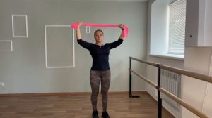 Тяга с эспандером сверху к груди