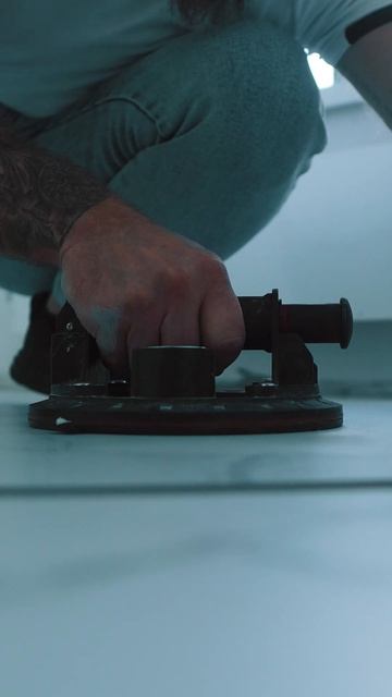 ВАКУУМНАЯ ПРИСОСКА В РАБОТЕ! #shorts #укладкаплитки #кера? смотреть онлайн