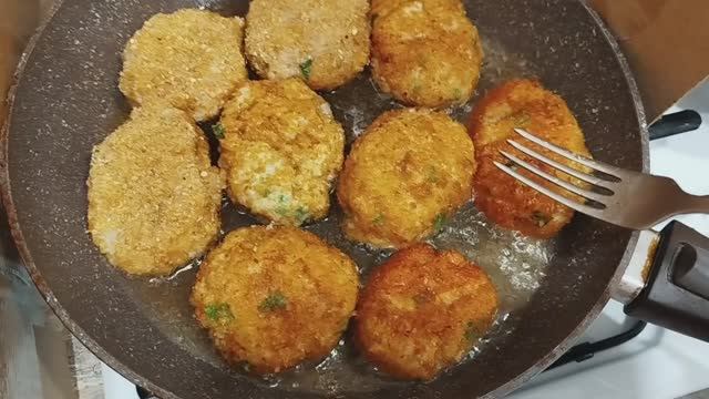 КОТЛЕТКИ КУРИНЫЕ С ЗЕЛЕНЬЮ
