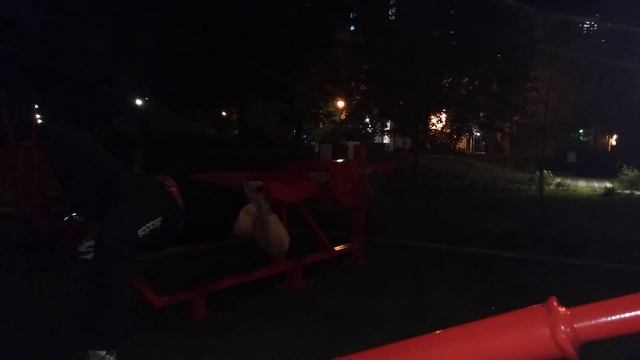 Уличный жим лежа на тренажере Iron King 3