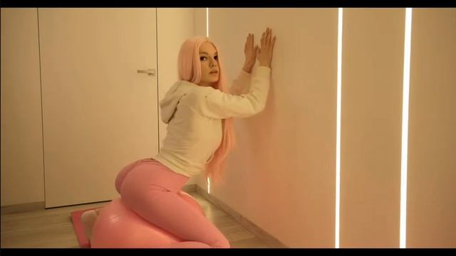 девушка в розовых штанах прыгает на мяче смотреть онлайн