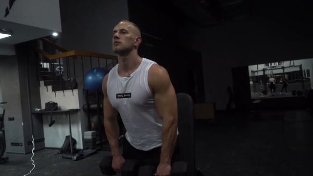 Протяжка гантелей на плечі стоячи смотреть онлайн