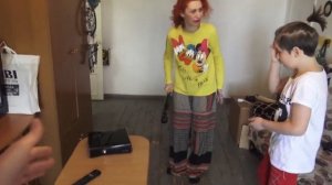 МАТЬ РАЗБИЛА БИТОЙ XBOX 360 СВОЕМУ СЫНУ В РЕАЛЬНОЙ ЖИЗНИ И