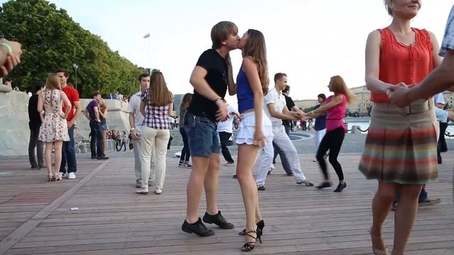 Чарующая юбочка Людмилы на набережной смотреть онлайн