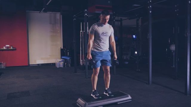 Попеременный выпад назад с возвышенности с двумя гант смотреть онлайн