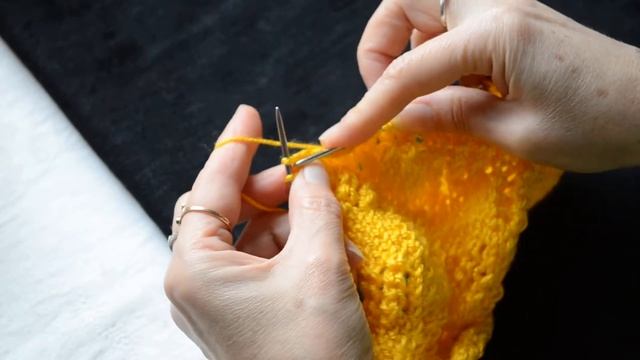 Вязание. Узор ажурный "ШАХМАТКА С ОКОШЕЧКАМИ" спицами (часть 2). Knitting смотреть онлайн