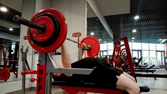 Жим штанги лёжа с паузой на груди 100 на 2 смотреть онлайн
