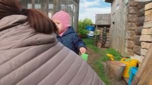 Приехали помощники на дачу помогать. Жешарт, май, 2020.