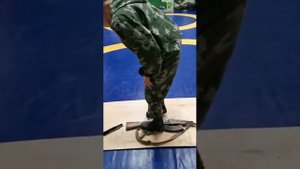 девушка разбирает и собирает ногами автомат Калашник?