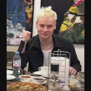 Солнышко проснулось... под окном цветы...
Мне всегда спокойно... когда рядом ты...