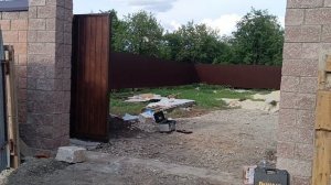 откатные ворота до заполнения сайдингом и после