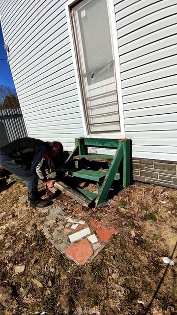 Как разобрать старую деревянную лестницу ?) #shorts смотреть онлайн