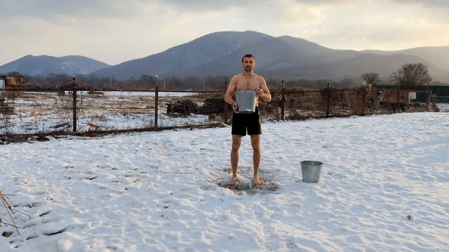 Как правильно обливаться холодной водой зимой на улиц смотреть онлайн