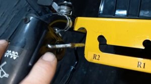 Фиксация ручки шнека на снегоуборшик Huter.