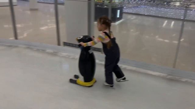 Первый раз встали на коньки 🩵 смотреть онлайн