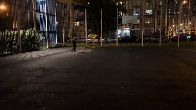 Саша и Мухаммед играют в футбол вечером!