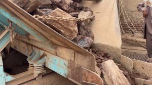 Строительство, дробление щебёнки