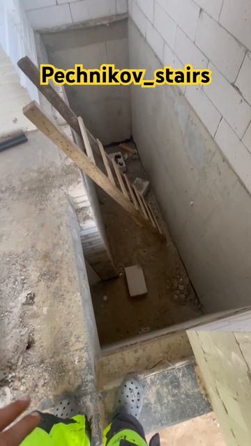 Монтаж опасной бетонной лестницы. #бетон #stairs #юмор #бе? смотреть онлайн