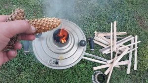Разжигаю старинный самовар еловыми шишками. Показываю весь этот увлекательный процесс и пью чай