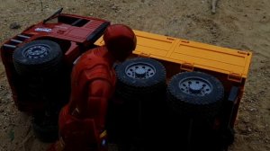 Тираннозавр мешает перевозке самосвалов Железного человека!