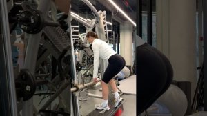 Румынская тяга на одной ноге в Смите