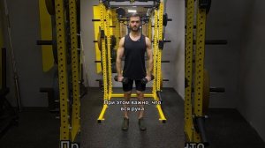 Отведение рук с гантелями в стороны. Упражнение на дел