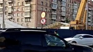 Курьер стал регулировать движение у станции метро Академическая