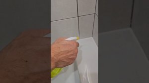 Силиконовая затирка умывальника.